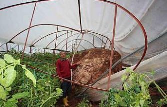 Antalya’da heyelan evlerin duvarlarını çatlattı, seralara dev kayalar düştü