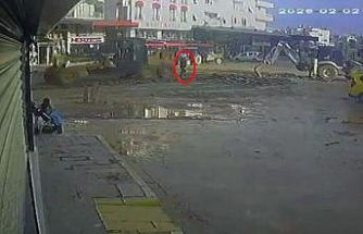Antalya’da iş makinesinin belediye çalışanına çarpma anı kamerada