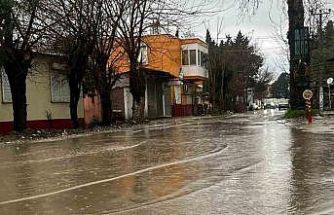 Antalya’da kuvvetli sağanak taşkınlara yol açtı minibüste mahsur kalanlar kepçe yardımıyla kurçarıldı