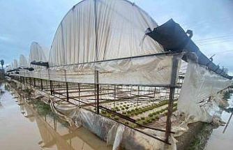 Antalya’da sağanak yağmur Aksu’da su baskınlarına sebep oldu