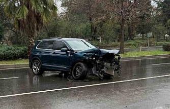 Antalya’da yağışlı havada kaza ucuz atlatıldı