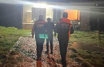 Aracı akıntıya kapılan vatandaş son anda kurtuldu