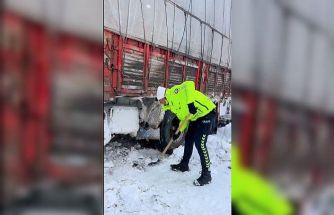 Ardahan’da karda mahsur kalanlara polis desteği