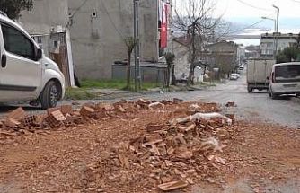 Aşırı yüklü kamyon kayarak iki aracı biçti; o anlar kamerada