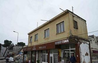 Asrın felaketi meslek aşkını yıkamadı: 50 yıllık berber, hasarlı dükkanını terk etmedi