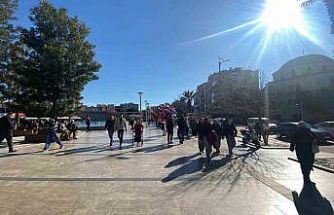 Aydın’da güneş yüzünü gösterdi, çarşıya bahar havası geldi