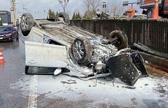 Aynı yerde 5 saat arayla ikinci kaza: Otomobil yan yola düşüp ters döndü, 2 kişi yaralandı