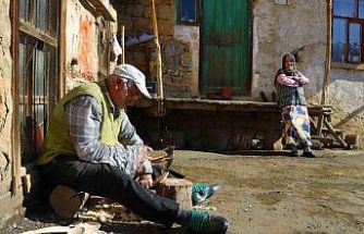 Babasından öğrendiği tahta kaşıkçılığı yaşatıyor