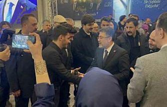 Bakan Yumaklı, gençlerle birlikte "Kabe’de Hacılar" ilahisini söyledi