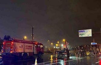 Bakırköy’de hafriyat kamyonu bariyere çarparak devrildi: 2 yaralı