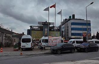 Bakırköy’deki market otoparkında "Servis Minibüsü" krizi: Müşteriler ve işletmeci isyan etti