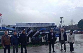 Balıkesir’de TÜVTÜRK önünde siyah çelenkli protesto