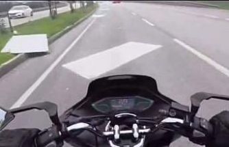 Bandırma’da seyir halindeki kamyonetten alçıpanlar yola savruldu