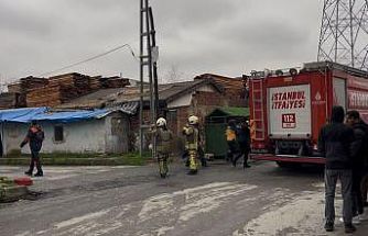 Başakşehir’de 3 katlı binanın çatısı alev alev yandı