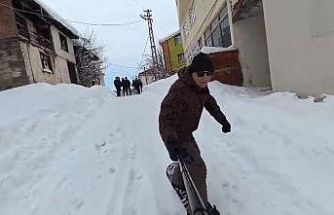 Başçiftlik sokaklarını snowboard pistine döndürdü