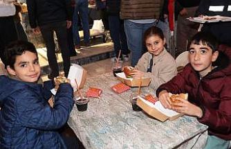 Başkan Arıcı’dan çocuklara iftar sürprizi