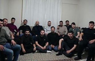 Başkan Arıkan sahurda gençlerle buluştu, kendi elleriyle menemen yaptı