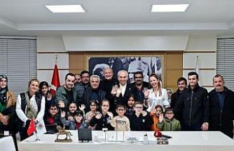 Başkan Kocagöz, görme sorunu olan öğrencilere gözlüklerini teslim etti