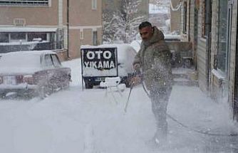 Bayburtlu esnaftan karla mücadeleye pratik çözüm: Karı yüksek basınçlı suyla temizledi