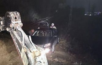 Belen’de toprak kaymasıyla mahsur kalan araç kurtarıldı