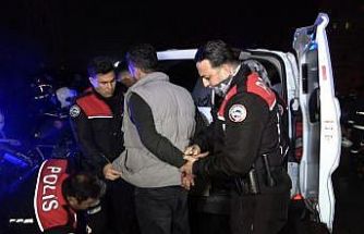 Benzin dökerek hem kendinin hem de kız arkadaşının aracını yaktı