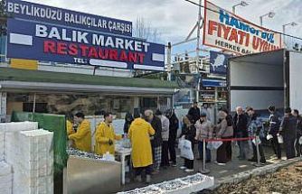 Beylikdüzü’nde Balıkçı Kenan 3 tır hamsiyi ücretsiz dağıttı