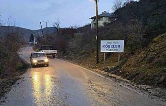 Beypazarı’nda kayalar yolu ulaşıma kapattı