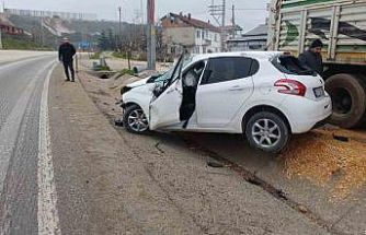 Bilecik’te direksiyon hakimiyetini kaybeden otomobil park halindeki tıra çarptı