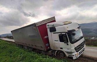 Bilecik’te direksiyon hakimiyetini kaybeden tır şarampole düştü