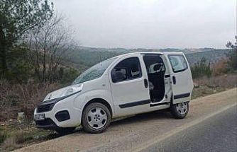 Bilecik’te kontrolden çıkan araç refüje çarparken, sürücüsü yaralandı