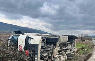 Bilecik’te tır şarampole devrildi