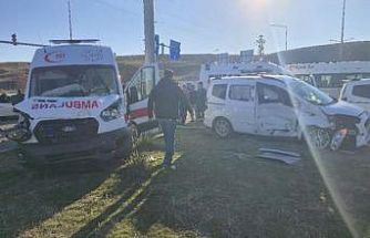 Bingöl’de ambulans ile hafif ticari araç çarpıştı: 5 yaralı