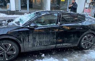 Bingöl’de çatıdan düşen kar otomobile zarar verdi