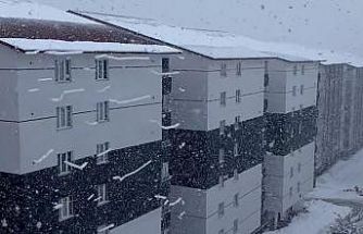 Bitlis’te çatıdan caddeye düşen kar kütleleri görsel şölen sundu