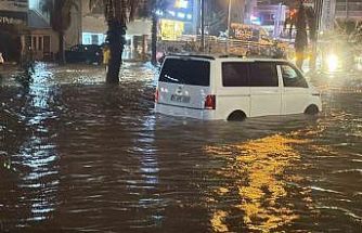 Bodrum sağanak yağışa teslim oldu: Yollar göle döndü, evleri su bastı