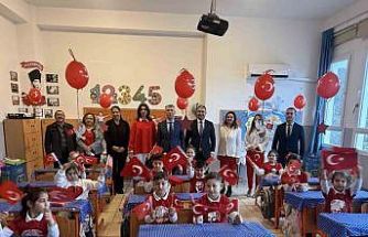 Bodrum’da öğrenciler kırmızı beyaz ay yıldızlı kıyafetlerle eğitime başladı