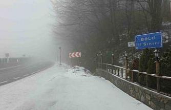 Bolu Dağı’nda hafif kar yağışı ve sis etkili oluyor
