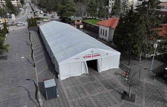 Bolu’da iftar çadırı kent meydanına kuruldu