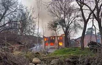 Bolu’da iki katlı ev alevlere teslim oldu