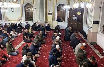 Bolu’da ilk teravih namazında vatandaşlar camilere akın etti