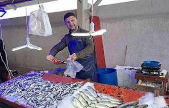 Bu aile üyeleri 60 yıldır ilçe pazarlarında balık satışı yapıyor