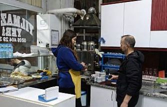 Bu kahvehaneye kadın eli değdi, müşteriler memnun