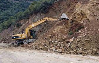 Buldan ve Babadağ’da heyelan nedeniyle kapanan yollarda çalışmalar başladı
