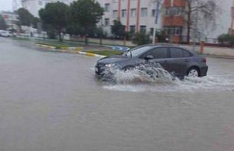 Burhaniye de sağanak yağmur yolları göle çevirdi