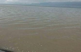 Burhaniye’de sağanak yolları göle çevirirken denizi bulandırdı