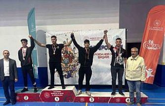 Burhaniyeli genç boksörler Balıkesir’de 8 ödül aldı