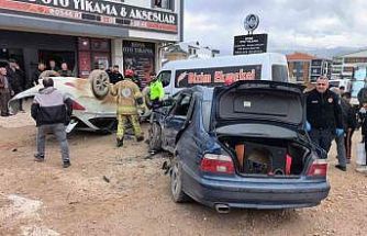 Bursa’da ehliyetsiz sürücü, park halindeki araçlara çarptı: 8 öğrenci yaralandı