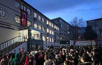 Bursa’da minik öğrenciler, depremde hayatını kaybedenleri unutmadı