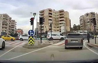 Bursa’da trafikte kameraya yansıyan küçük jest yürekleri ısıttı