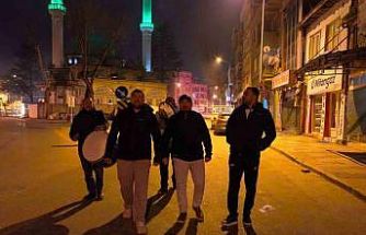 Bursa’da vatandaşlar ilahiler ve beyitlerle sahura kalktı